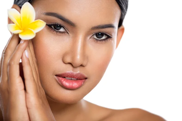 Pretty Balinese woman with flower — 图库照片