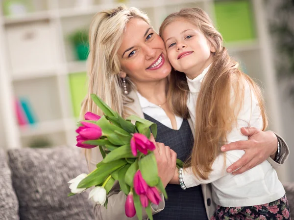 Glückliche Mutter und Tochter — Stockfoto