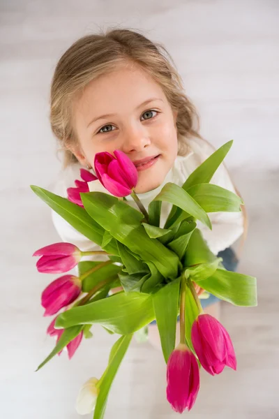 Petite fille avec bouquet de tulipes — Photo