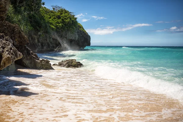 Тропический пляж с чистой изумрудной водой — стоковое фото