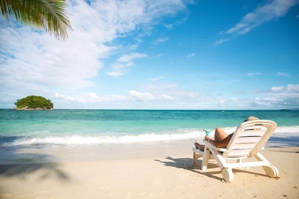 Ragazza rilassante sulla spiaggia — Foto Stock