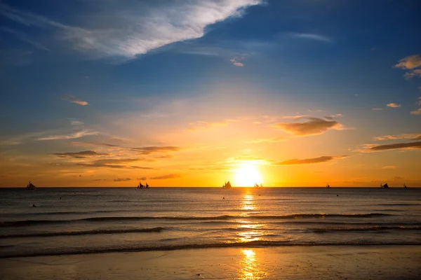 Por do sol tropical na praia — Fotografia de Stock