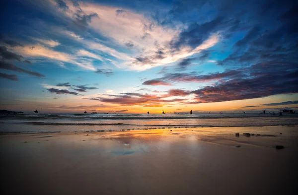 Hermosa puesta de sol en la playa tropical — Foto de Stock