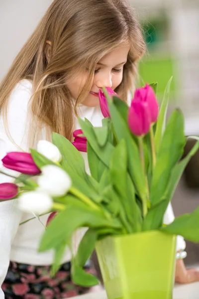 Chica que huele a flores fotos de stock, imágenes de Chica que huele a flores sin royalties | Depositphotos Chica que huele a flores fotos de stock, imágenes de Chica que huele a flores sin royalties | Depositphotos