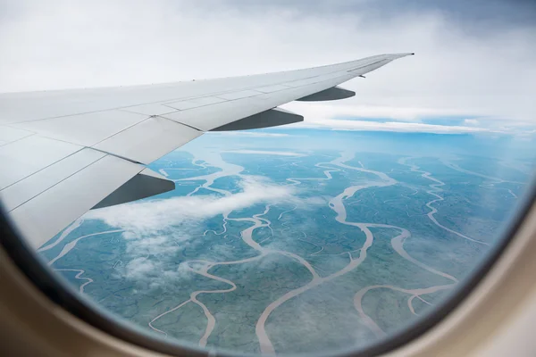 The view from the airplane to the ground dotted with rivers — 스톡 사진