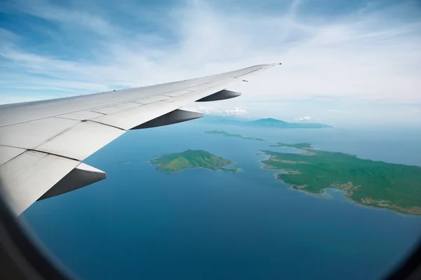 Luftaufnahme der Tragfläche eines Düsenflugzeugs — Stockfoto