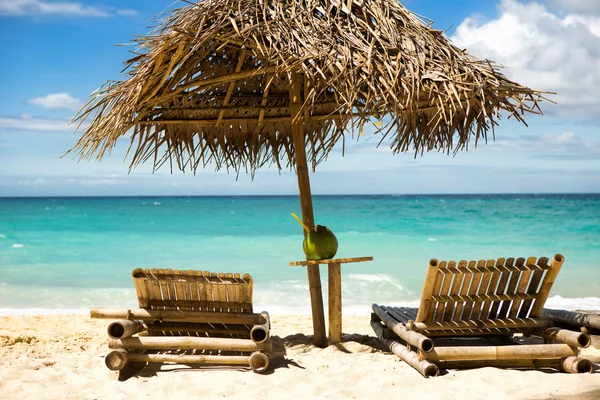 Sillas de playa en hermosa playa de arena — Foto de Stock