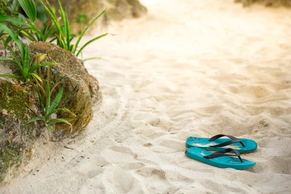 Slippers aan het zandstrand — Stockfoto