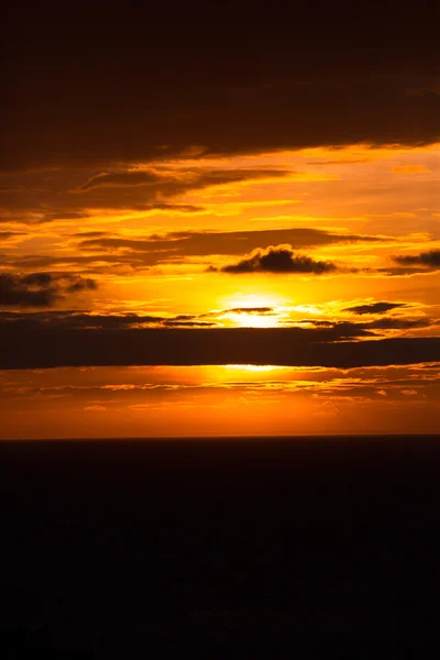 Bonito atardecer sobre el océano — Foto de Stock