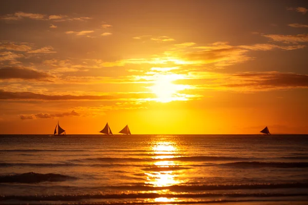 Природний фон, красивий захід сонця на морі з вітрильним човном — стокове фото
