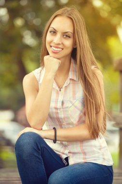 Parkta gülümseyen kadın. 