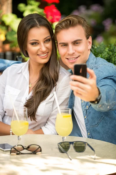 Niedliches Paar macht Selfie — Stockfoto