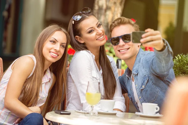 Amigos no café tomar selfie em um café — Fotografia de Stock