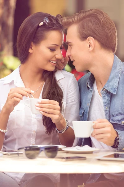 Młoda para kochających o romantyczne randki — Zdjęcie stockowe