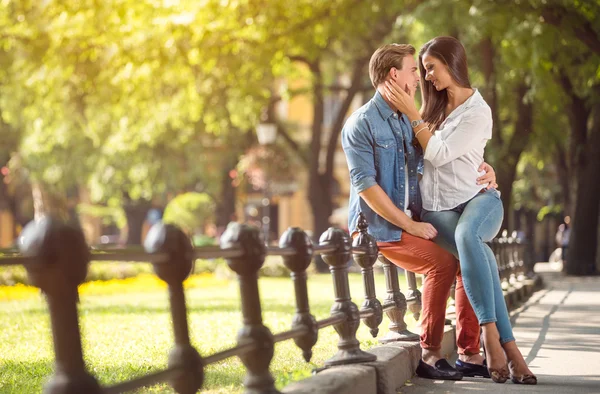 Jeune couple amoureux en plein air — Photo