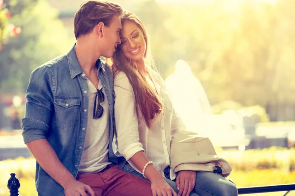 Sorrindo casal no amor ao ar livre — Fotografia de Stock