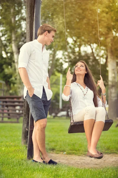 Romantyczna para w parku — Zdjęcie stockowe