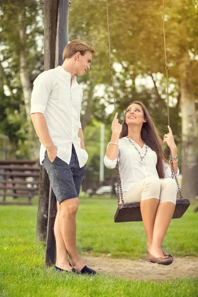 Coppia romantica nel parco — Foto Stock