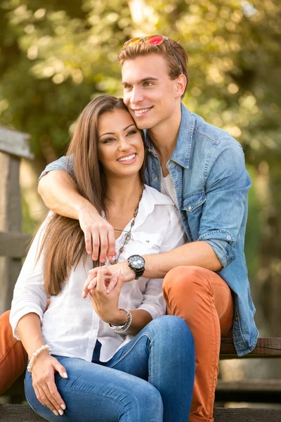 Casal romântico no parque — Fotografia de Stock