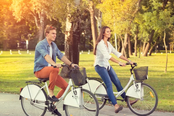 Coppia su biciclette — Foto Stock