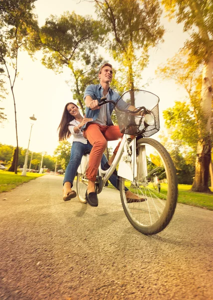 Пара на велосипеде — стоковое фото