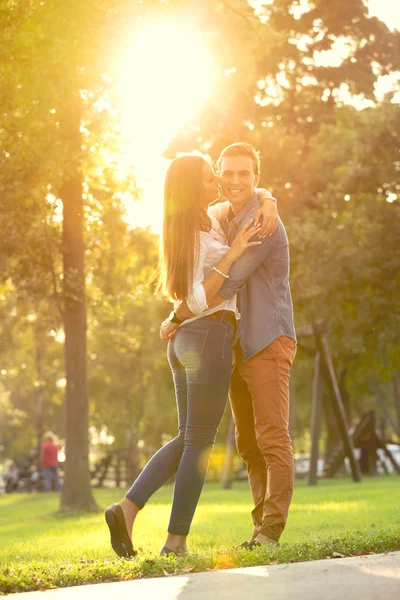 Romantiska par kramas i solig park — Stockfoto