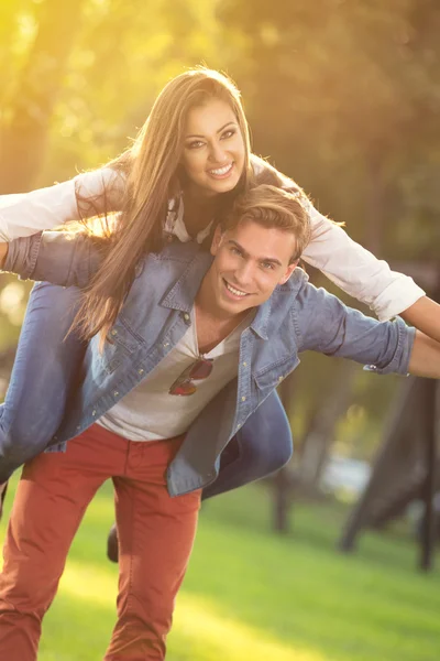 Feliz jovem casal se divertindo — Fotografia de Stock