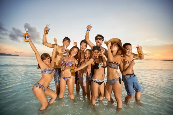 Gruppo di amici che si divertono sulla spiaggia estiva — Foto Stock