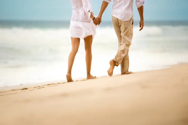 Pareja descalza caminando en la playa — Foto de Stock