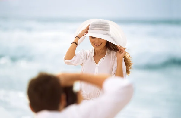 Fotograf pracuje s modelem na pláži — Stock fotografie