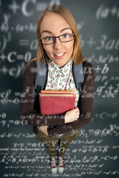 Schattig schoolmeisje met formules — Stockfoto