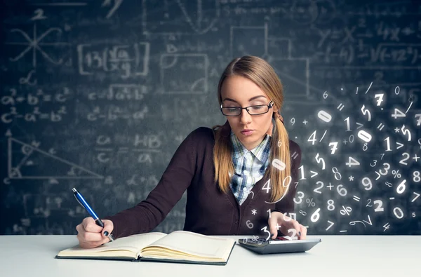 Schoolmeisje doen wiskunde — Stockfoto