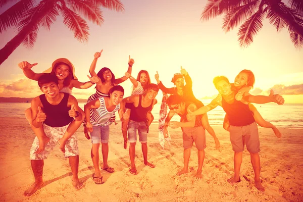 Cinco casais se divertindo na praia — Fotografia de Stock