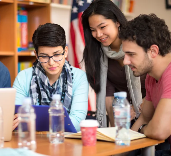 Schüler tauschen sich über Aufgabe aus — Stockfoto