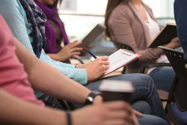 Nahaufnahme einer Studentin, die Notizen macht — Stockfoto