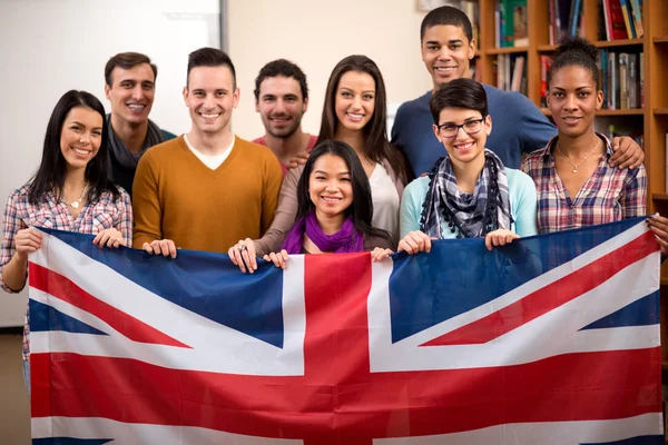 Brytyjskich studentów prezentacji ich kraju z flagą — Zdjęcie stockowe