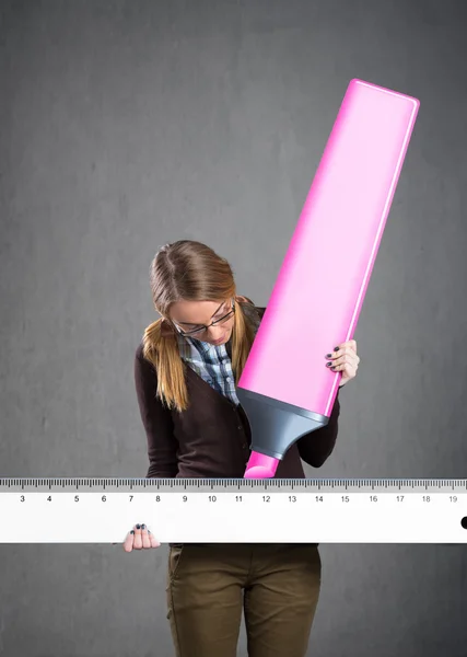 Girl drawing with a marker — Stock Photo, Image