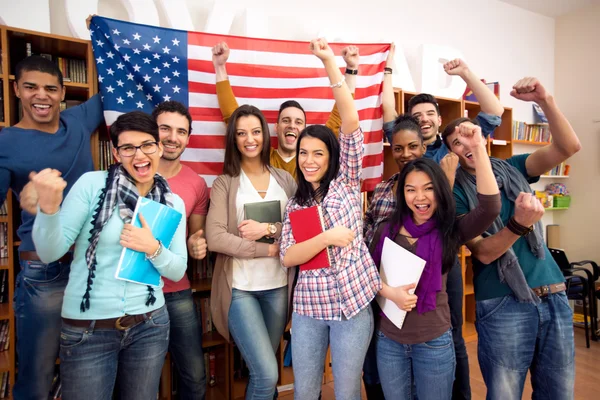 Jeunes étudiants présentant leur pays avec des drapeaux — Photo