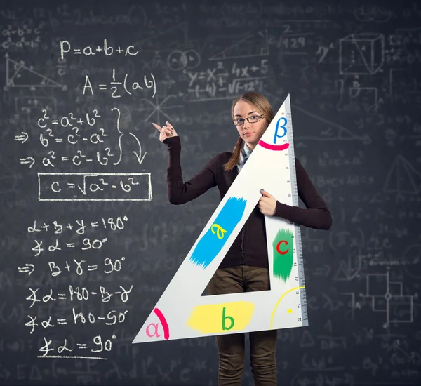 Μαθητής με μια μεγάλη χάρακα και το Πυθαγόρειο θεώρημα στο blackboard — Φωτογραφία Αρχείου