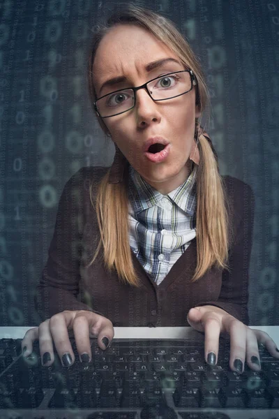 Розчарована жінка хакер друкує на клавіатурі — стокове фото