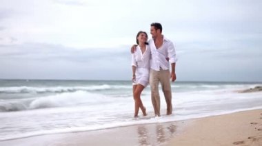 Mutlu çift sahilde yavaş hareket eğleniyor aşık