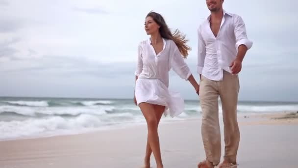 Mutlu çift sahilde yavaş hareket eğleniyor aşık — Stok video