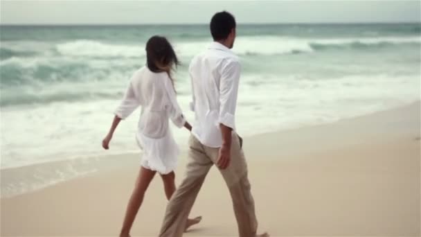 Šťastný pár v lásce baví na pláži, zpomalené — Stock video
