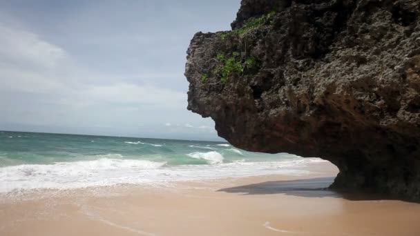 Волна разбивается на пляже в замедленной съемке — стоковое видео