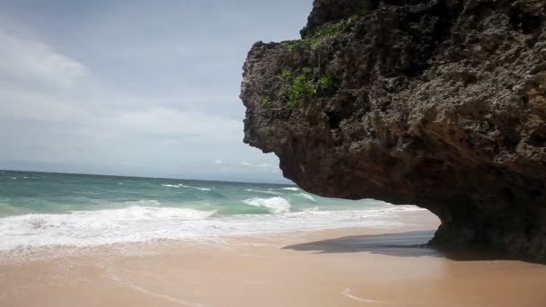 Ola estrellándose en la playa en cámara lenta — Vídeo de stock