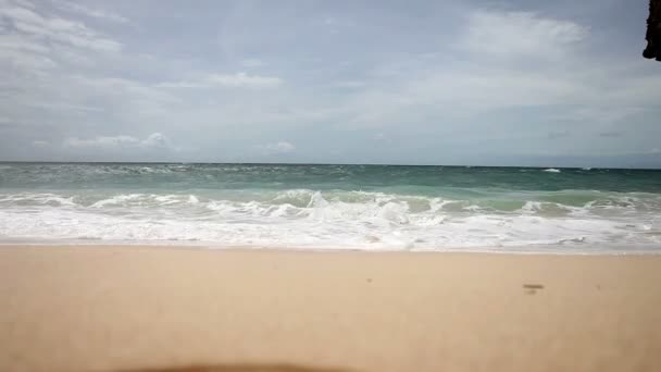 Piaszczysta plaża i fale — Wideo stockowe