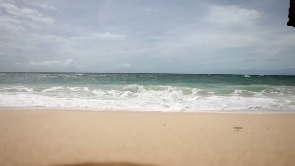 Playa de arena y olas — Vídeo de stock