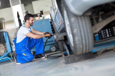 Araba tekerlek değiştirmek makinist tarafından
