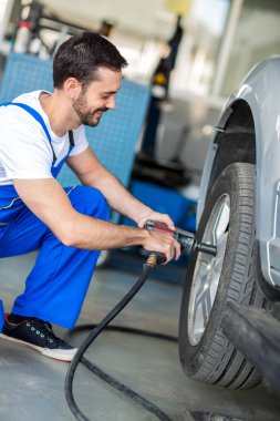 Otomatik mekanik araba lastik değiştirme