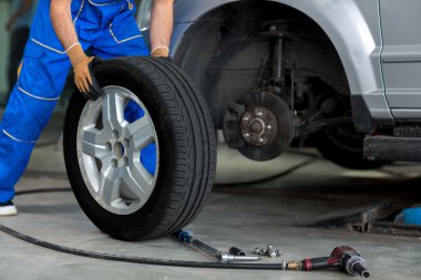 mekanik bir tekerlek modern bir araba değiştirme